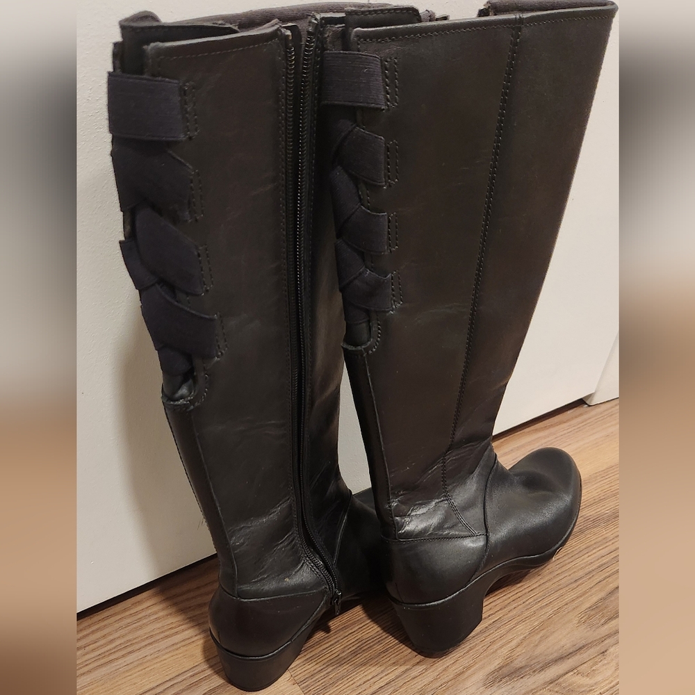 Women Clark boots SZ 7